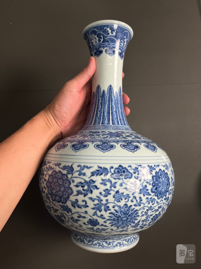 清乾隆  青花缠枝莲纹赏瓶 - 图9